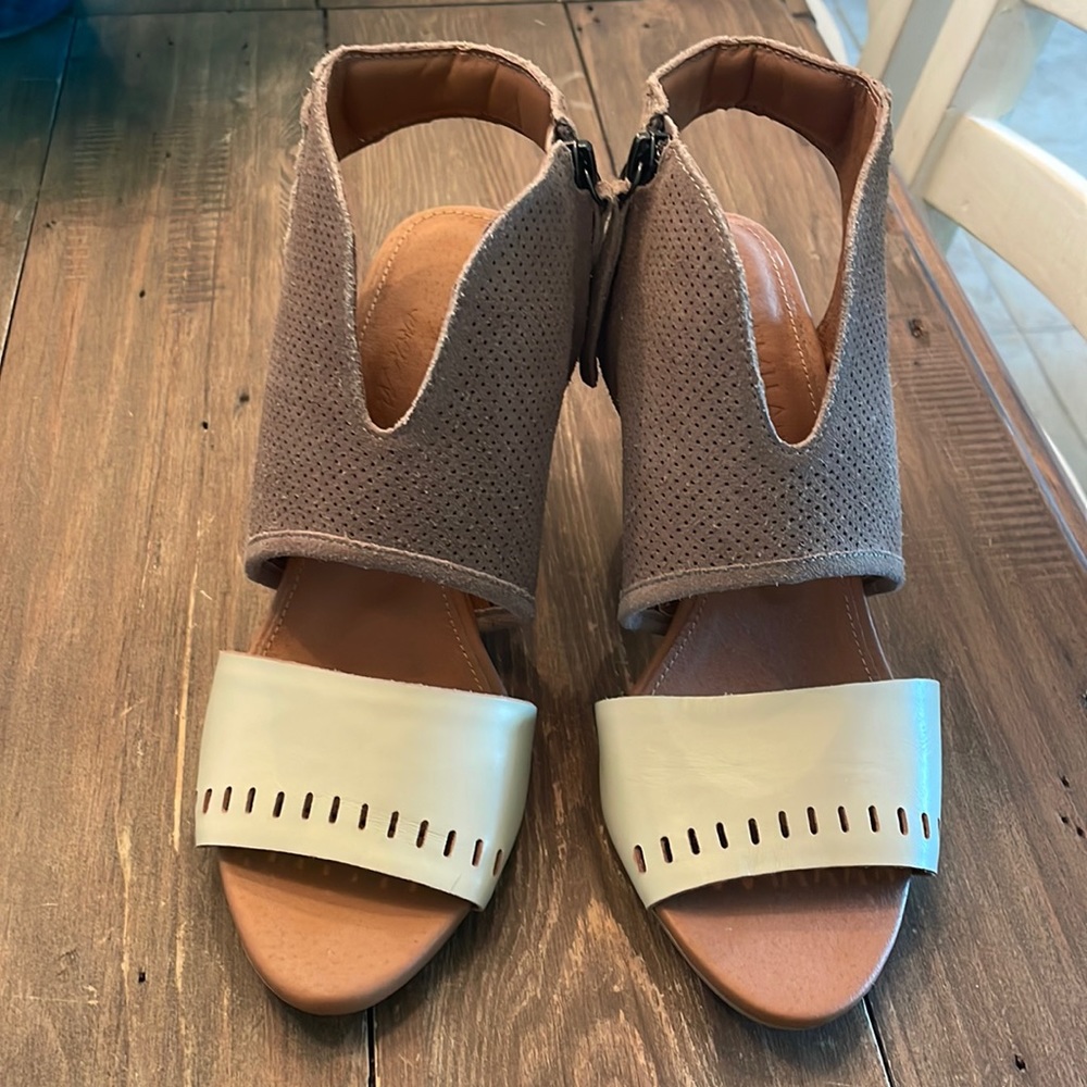 Emu Australia southwestern sandal. Size 7.5, bone leather and mocha suede.